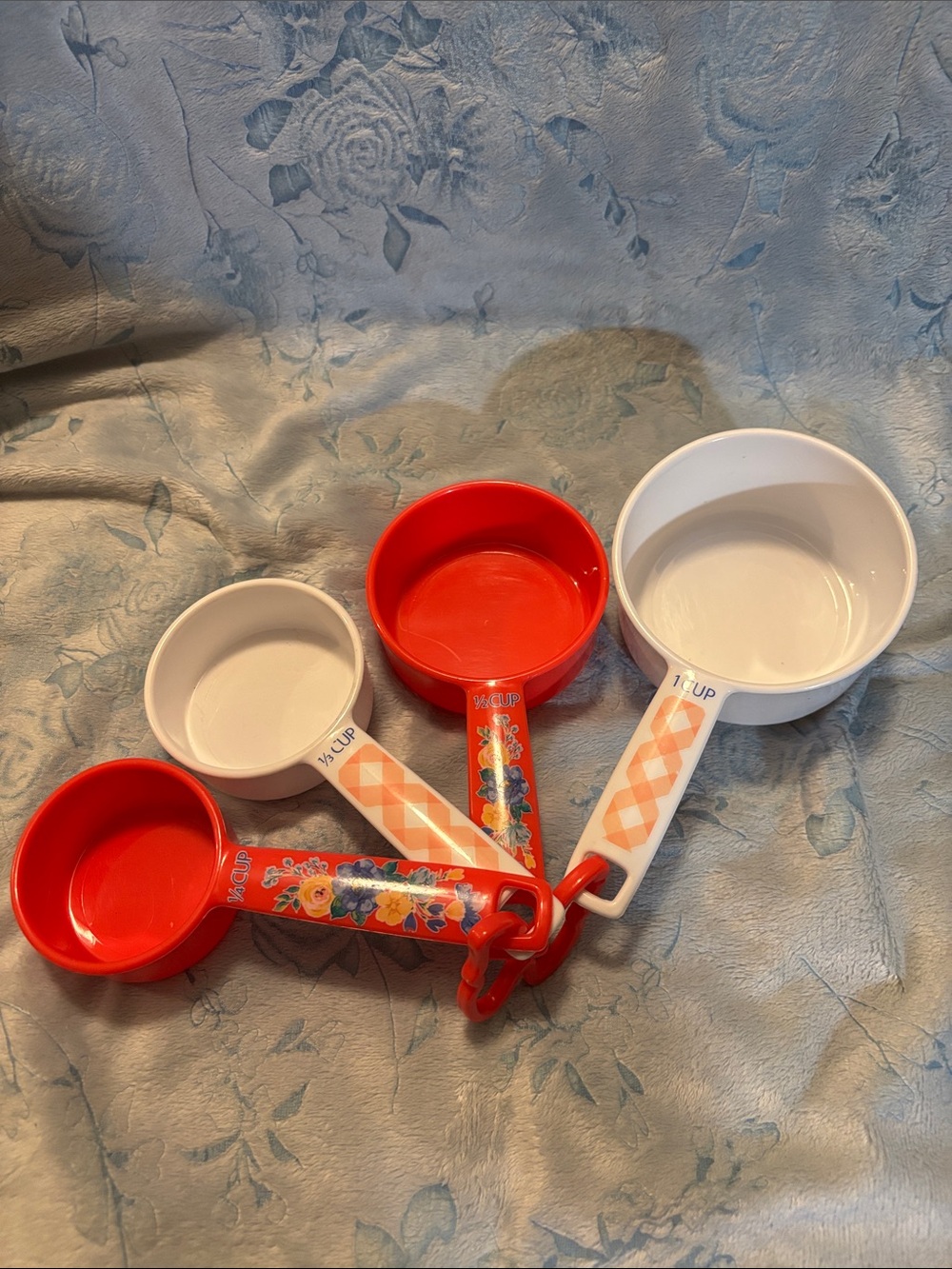 Pioneer Woman Set of Red and White Plastic Measuring Cups